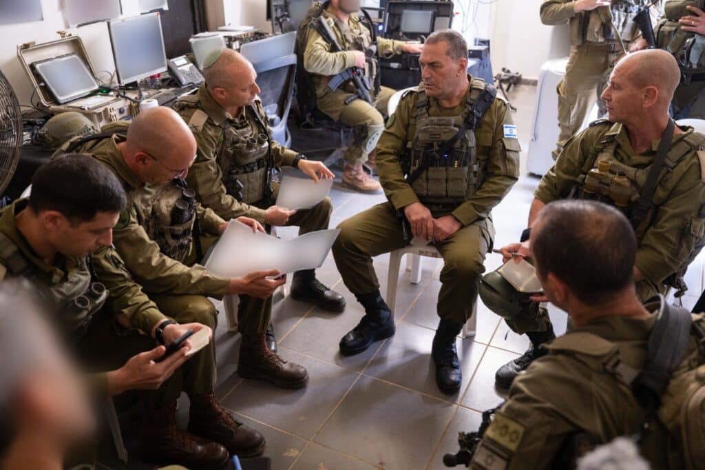 "הקו הצהוב לא מגביל אותנו": הרמטכ"ל ביקר בשטח לבנון
