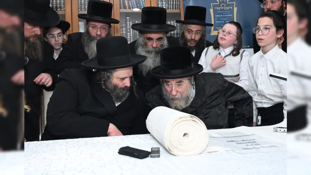 משלחת יתומי 'הבן יקיר' ביקרו בבתי גדו"י שכתבו אותיות בס"ת משלחת יתומי 'הבן יקיר' ביקרו בבתי גדו"י שכתבו אותיות בס"ת