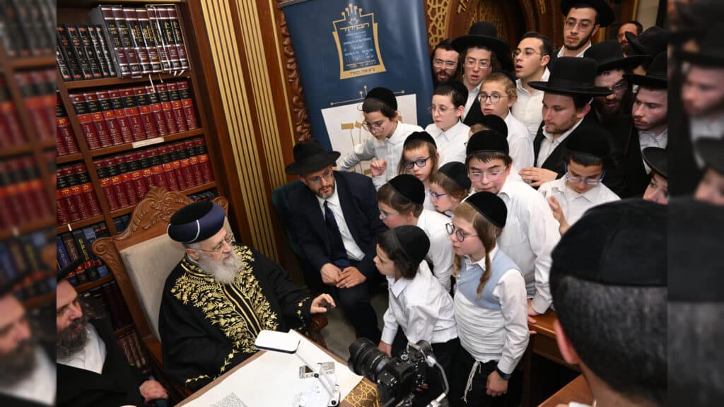 משלחת יתומי 'הבן יקיר' ביקרו בבתי גדו"י שכתבו אותיות בס"ת משלחת יתומי 'הבן יקיר' ביקרו בבתי גדו"י שכתבו אותיות בס"ת
