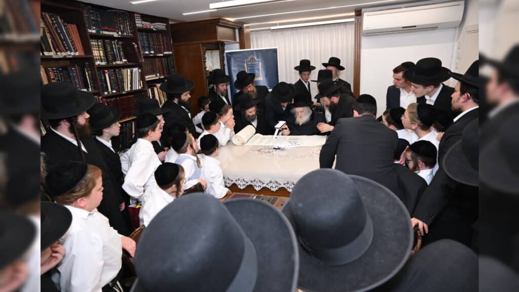 משלחת יתומי 'הבן יקיר' ביקרו בבתי גדו"י שכתבו אותיות בס"ת משלחת יתומי 'הבן יקיר' ביקרו בבתי גדו"י שכתבו אותיות בס"ת