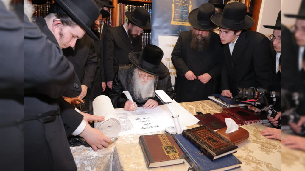 משלחת יתומי 'הבן יקיר' ביקרו בבתי גדו"י שכתבו אותיות בס"ת משלחת יתומי 'הבן יקיר' ביקרו בבתי גדו"י שכתבו אותיות בס"ת