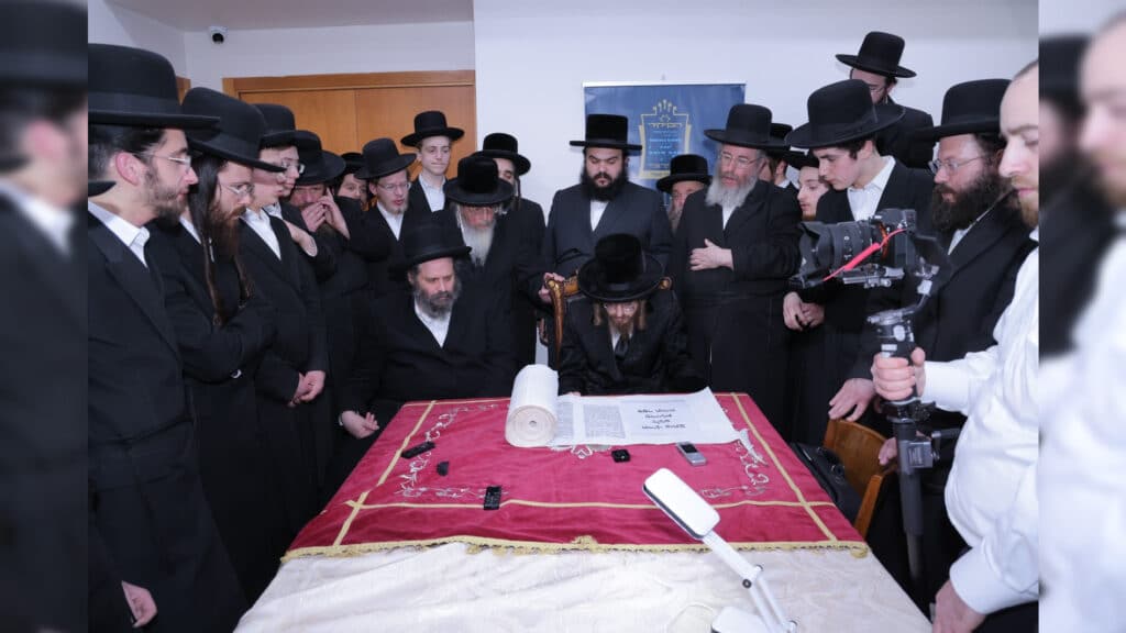 משלחת יתומי 'הבן יקיר' ביקרו בבתי גדו"י שכתבו אותיות בס"ת משלחת יתומי 'הבן יקיר' ביקרו בבתי גדו"י שכתבו אותיות בס"ת