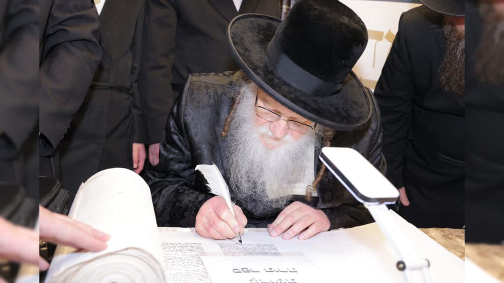 משלחת יתומי 'הבן יקיר' ביקרו בבתי גדו"י שכתבו אותיות בס"ת משלחת יתומי 'הבן יקיר' ביקרו בבתי גדו"י שכתבו אותיות בס"ת