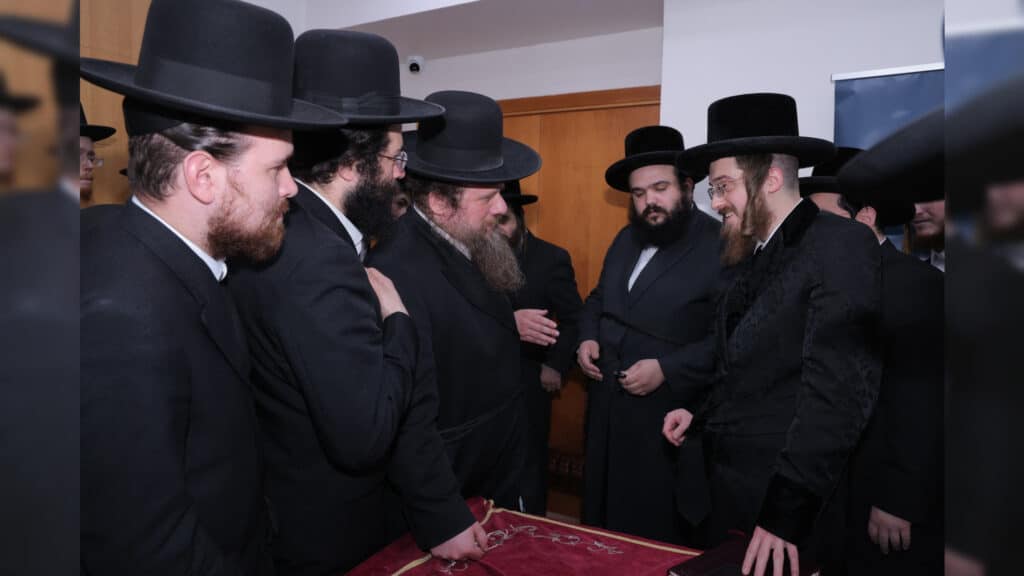 משלחת יתומי 'הבן יקיר' ביקרו בבתי גדו"י שכתבו אותיות בס"ת משלחת יתומי 'הבן יקיר' ביקרו בבתי גדו"י שכתבו אותיות בס"ת