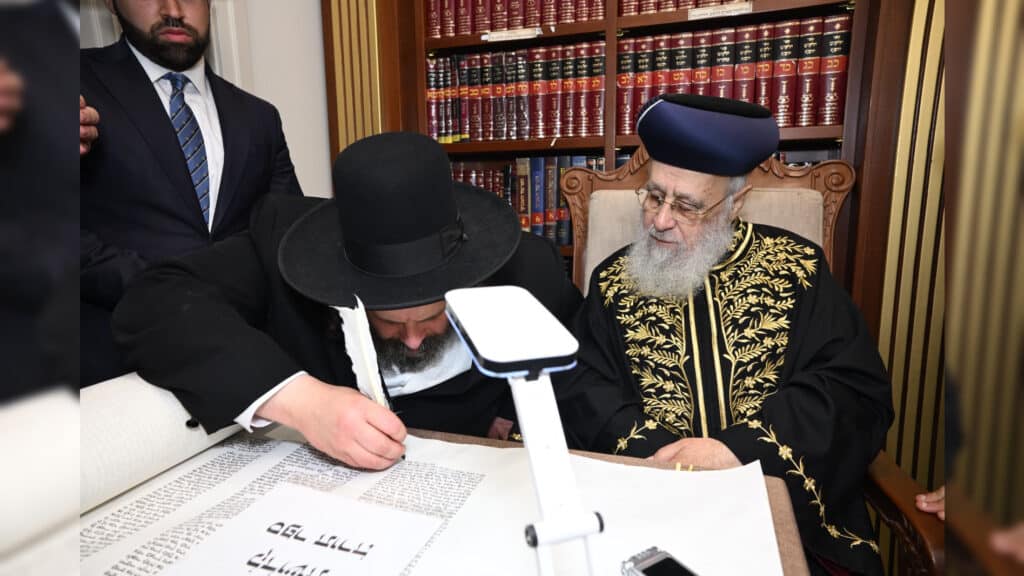 משלחת יתומי 'הבן יקיר' ביקרו בבתי גדו"י שכתבו אותיות בס"ת משלחת יתומי 'הבן יקיר' ביקרו בבתי גדו"י שכתבו אותיות בס"ת