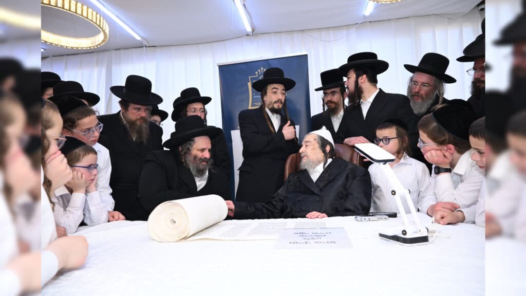 משלחת יתומי 'הבן יקיר' ביקרו בבתי גדו"י שכתבו אותיות בס"ת משלחת יתומי 'הבן יקיר' ביקרו בבתי גדו"י שכתבו אותיות בס"ת