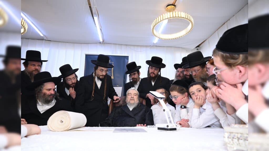 משלחת יתומי 'הבן יקיר' ביקרו בבתי גדו"י שכתבו אותיות בס"ת משלחת יתומי 'הבן יקיר' ביקרו בבתי גדו"י שכתבו אותיות בס"ת
