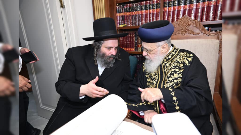 משלחת יתומי 'הבן יקיר' ביקרו בבתי גדו"י שכתבו אותיות בס"ת משלחת יתומי 'הבן יקיר' ביקרו בבתי גדו"י שכתבו אותיות בס"ת