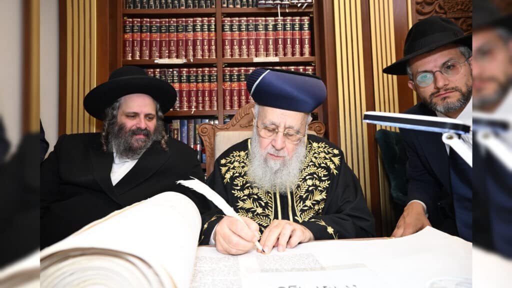 משלחת יתומי 'הבן יקיר' ביקרו בבתי גדו"י שכתבו אותיות בס"ת משלחת יתומי 'הבן יקיר' ביקרו בבתי גדו"י שכתבו אותיות בס"ת