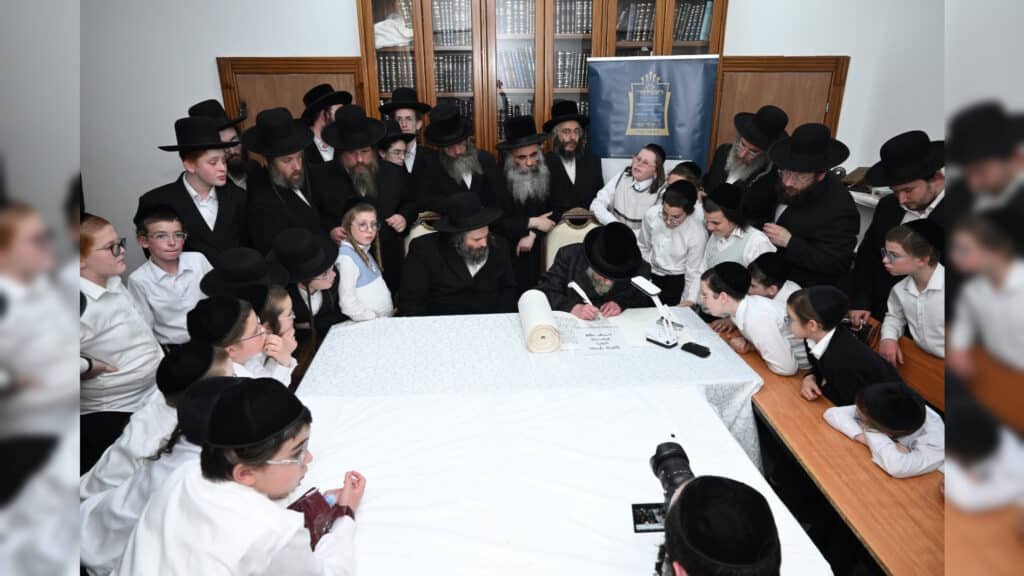משלחת יתומי 'הבן יקיר' ביקרו בבתי גדו"י שכתבו אותיות בס"ת משלחת יתומי 'הבן יקיר' ביקרו בבתי גדו"י שכתבו אותיות בס"ת
