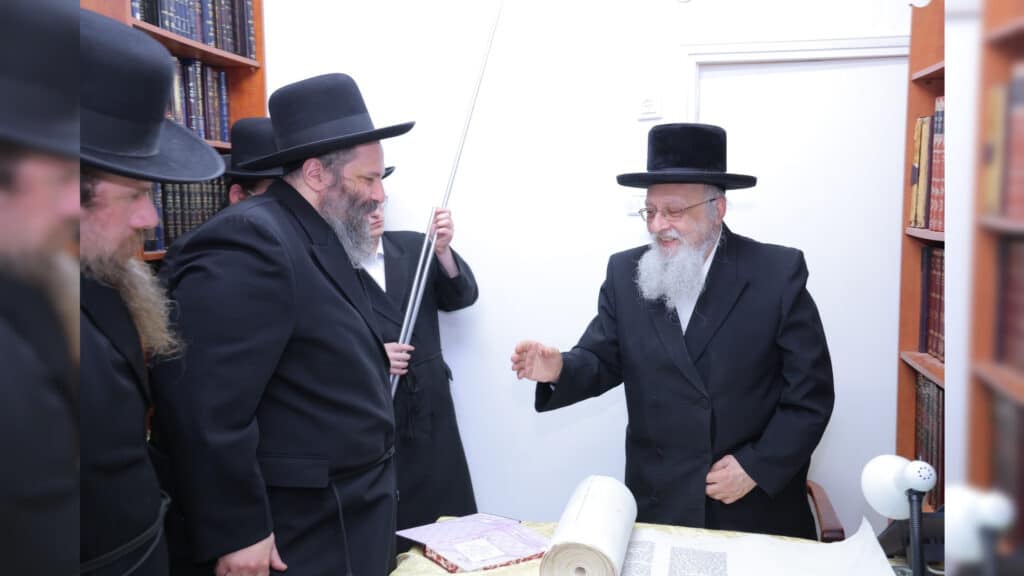 משלחת יתומי 'הבן יקיר' ביקרו בבתי גדו"י שכתבו אותיות בס"ת משלחת יתומי 'הבן יקיר' ביקרו בבתי גדו"י שכתבו אותיות בס"ת