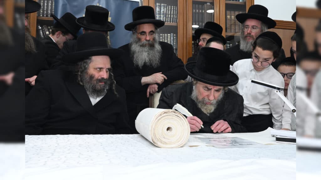 משלחת יתומי 'הבן יקיר' ביקרו בבתי גדו"י שכתבו אותיות בס"ת משלחת יתומי 'הבן יקיר' ביקרו בבתי גדו"י שכתבו אותיות בס"ת