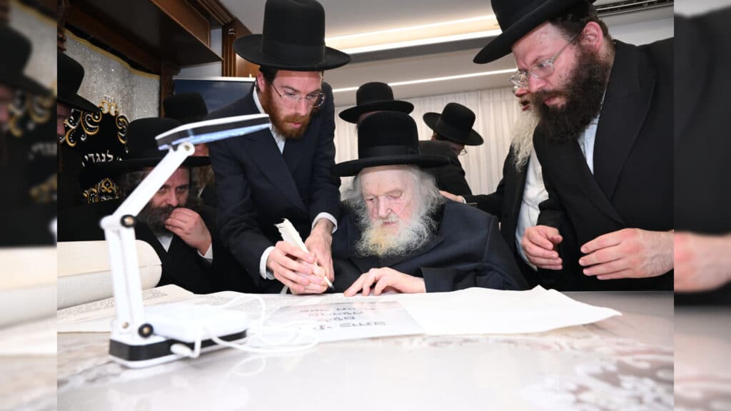 משלחת יתומי 'הבן יקיר' ביקרו בבתי גדו"י שכתבו אותיות בס"ת משלחת יתומי 'הבן יקיר' ביקרו בבתי גדו"י שכתבו אותיות בס"ת