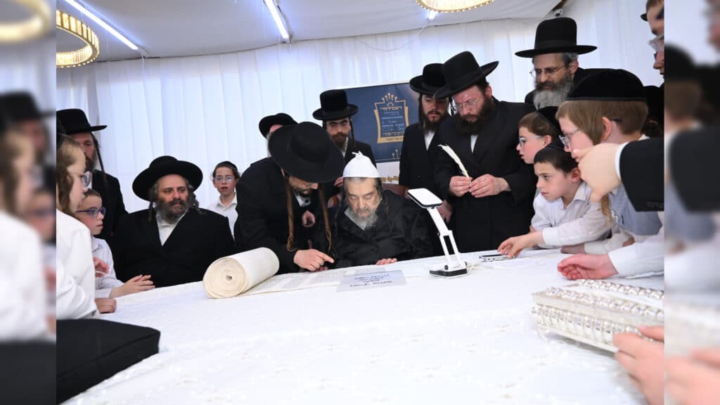 משלחת יתומי 'הבן יקיר' ביקרו בבתי גדו"י שכתבו אותיות בס"ת משלחת יתומי 'הבן יקיר' ביקרו בבתי גדו"י שכתבו אותיות בס"ת