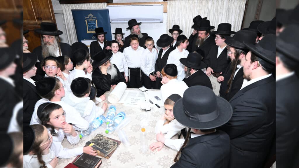 משלחת יתומי 'הבן יקיר' ביקרו בבתי גדו"י שכתבו אותיות בס"ת משלחת יתומי 'הבן יקיר' ביקרו בבתי גדו"י שכתבו אותיות בס"ת