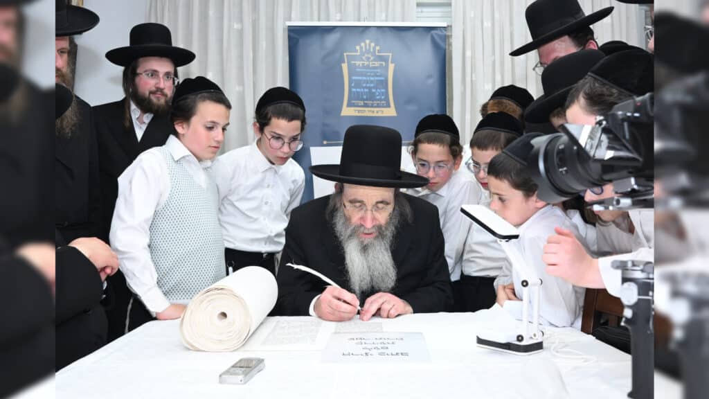 משלחת יתומי 'הבן יקיר' ביקרו בבתי גדו"י שכתבו אותיות בס"ת משלחת יתומי 'הבן יקיר' ביקרו בבתי גדו"י שכתבו אותיות בס"ת