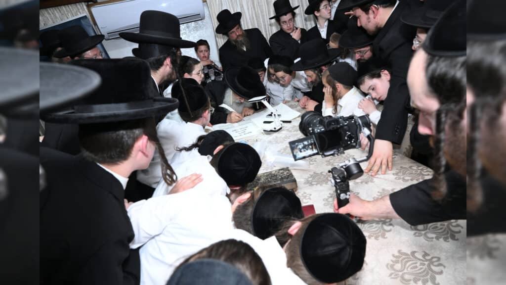 משלחת יתומי 'הבן יקיר' ביקרו בבתי גדו"י שכתבו אותיות בס"ת משלחת יתומי 'הבן יקיר' ביקרו בבתי גדו"י שכתבו אותיות בס"ת