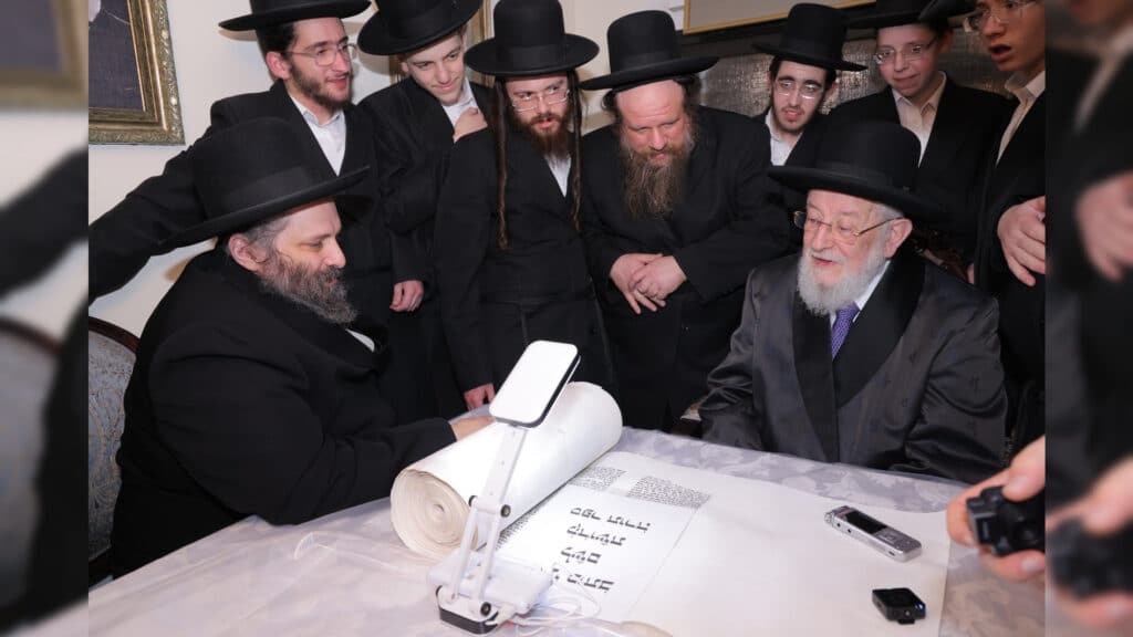 משלחת יתומי 'הבן יקיר' ביקרו בבתי גדו"י שכתבו אותיות בס"ת משלחת יתומי 'הבן יקיר' ביקרו בבתי גדו"י שכתבו אותיות בס"ת