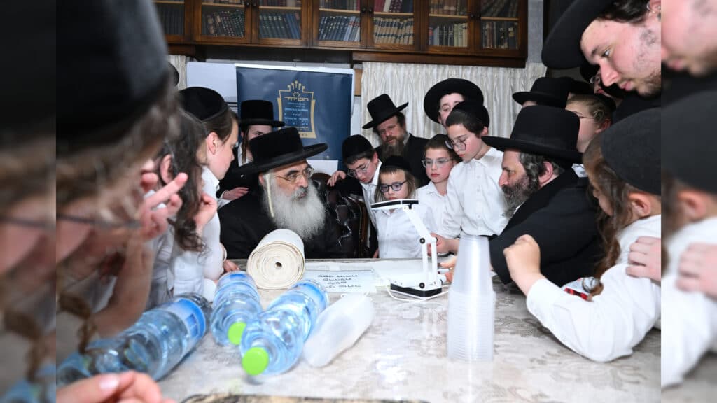 משלחת יתומי 'הבן יקיר' ביקרו בבתי גדו"י שכתבו אותיות בס"ת משלחת יתומי 'הבן יקיר' ביקרו בבתי גדו"י שכתבו אותיות בס"ת