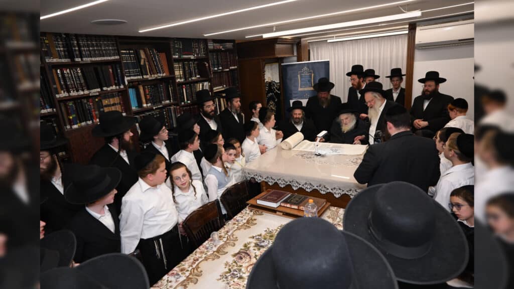 משלחת יתומי 'הבן יקיר' ביקרו בבתי גדו"י שכתבו אותיות בס"ת משלחת יתומי 'הבן יקיר' ביקרו בבתי גדו"י שכתבו אותיות בס"ת