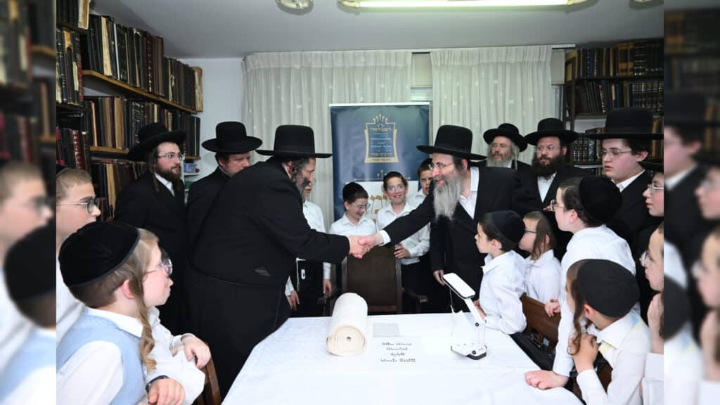 משלחת יתומי 'הבן יקיר' ביקרו בבתי גדו"י שכתבו אותיות בס"ת משלחת יתומי 'הבן יקיר' ביקרו בבתי גדו"י שכתבו אותיות בס"ת