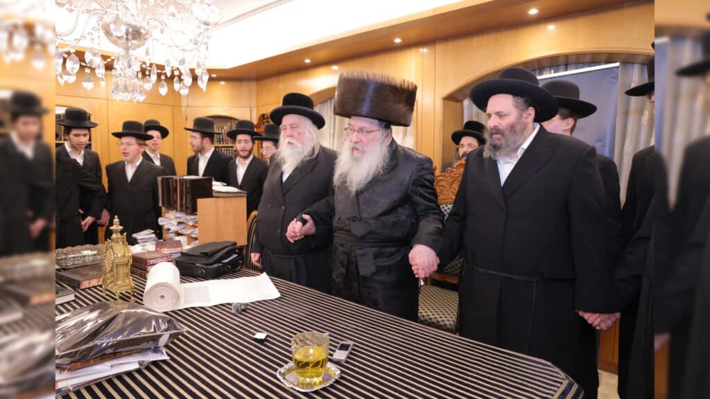 משלחת יתומי 'הבן יקיר' ביקרו בבתי גדו"י שכתבו אותיות בס"ת משלחת יתומי 'הבן יקיר' ביקרו בבתי גדו"י שכתבו אותיות בס"ת
