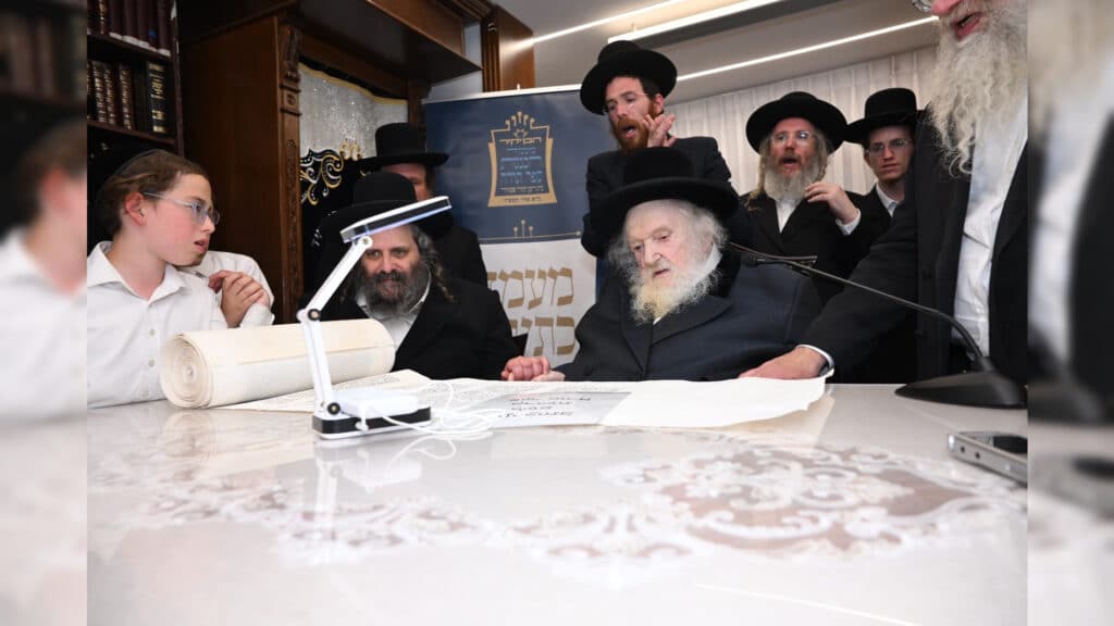 משלחת יתומי 'הבן יקיר' ביקרו בבתי גדו"י שכתבו אותיות בס"ת משלחת יתומי 'הבן יקיר' ביקרו בבתי גדו"י שכתבו אותיות בס"ת