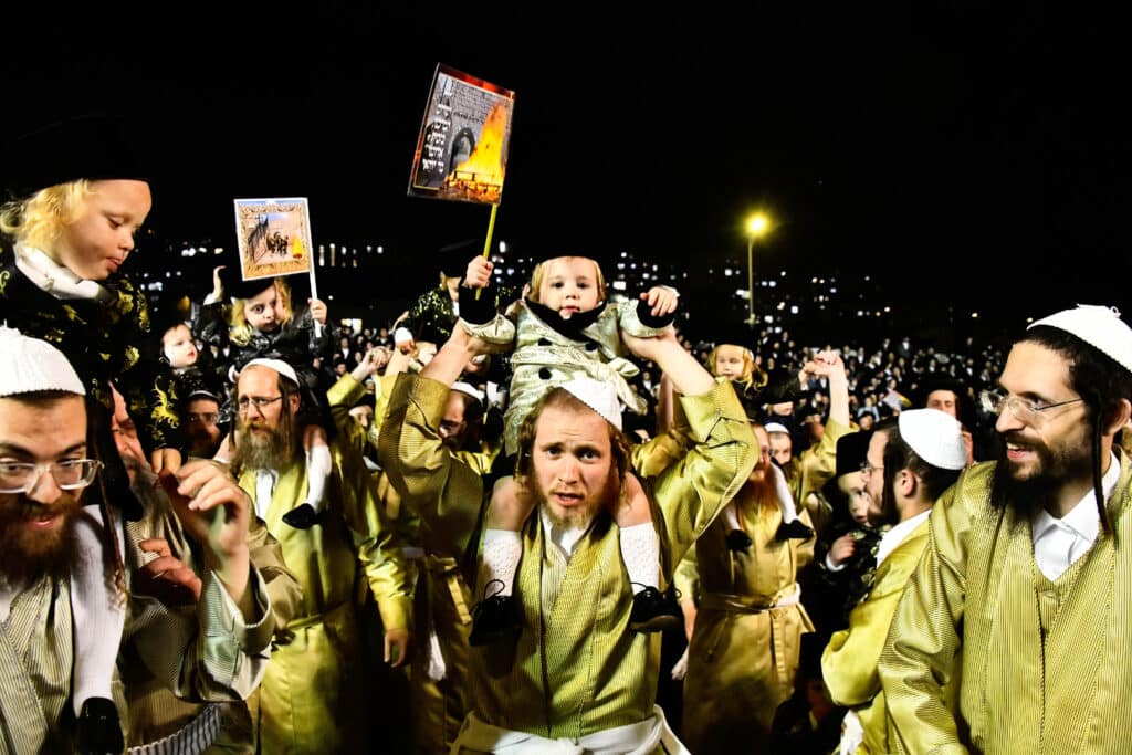 האדמו"ר מתולדות אברהם יצחק הדליק את ביתר במעמד רבבות