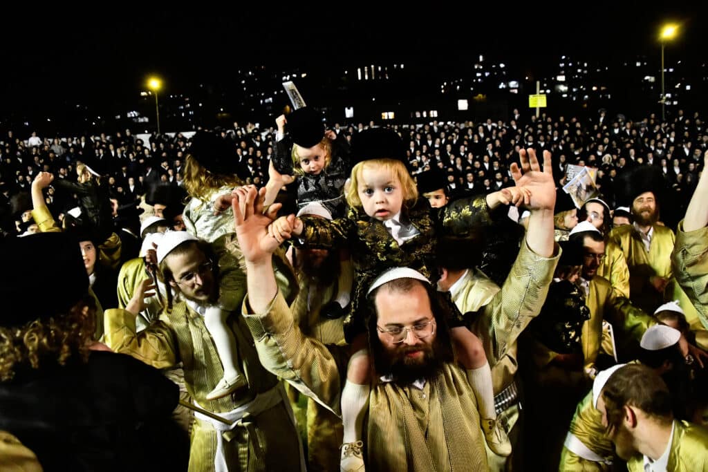האדמו"ר מתולדות אברהם יצחק הדליק את ביתר במעמד רבבות