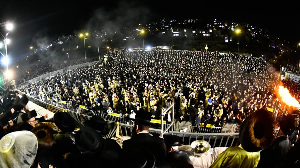 האדמו"ר מתולדות אברהם יצחק הדליק את ביתר במעמד רבבות