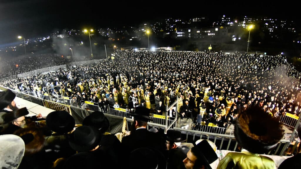 האדמו"ר מתולדות אברהם יצחק הדליק את ביתר במעמד רבבות