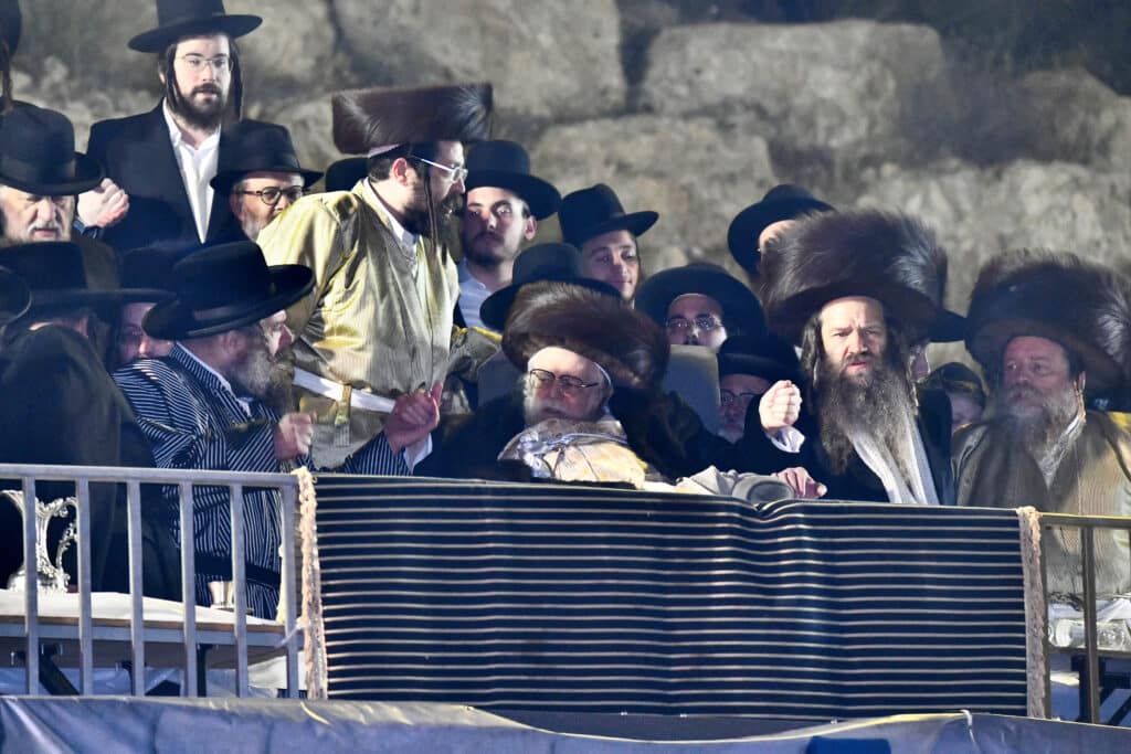 האדמו"ר מתולדות אברהם יצחק הדליק את ביתר במעמד רבבות