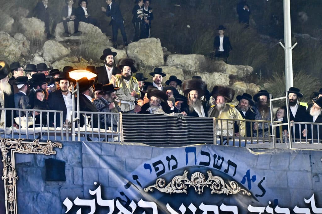 האדמו"ר מתולדות אברהם יצחק הדליק את ביתר במעמד רבבות