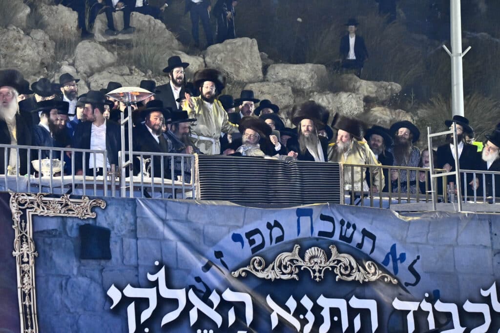 האדמו"ר מתולדות אברהם יצחק הדליק את ביתר במעמד רבבות