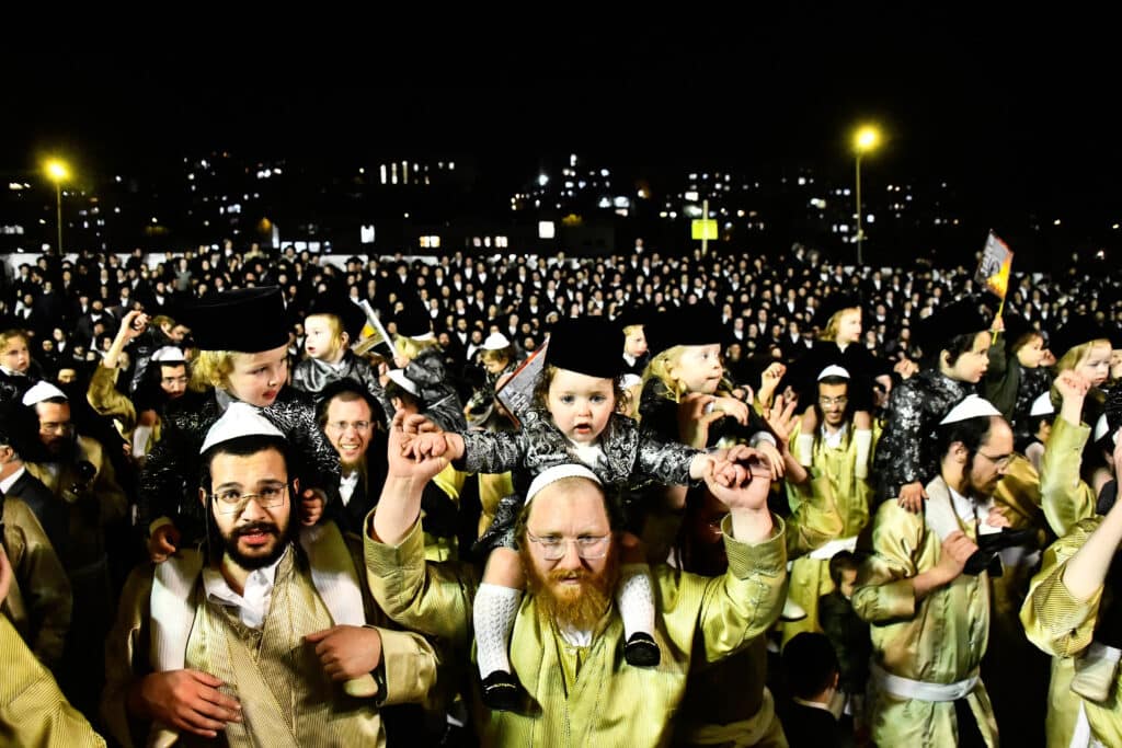 האדמו"ר מתולדות אברהם יצחק הדליק את ביתר במעמד רבבות