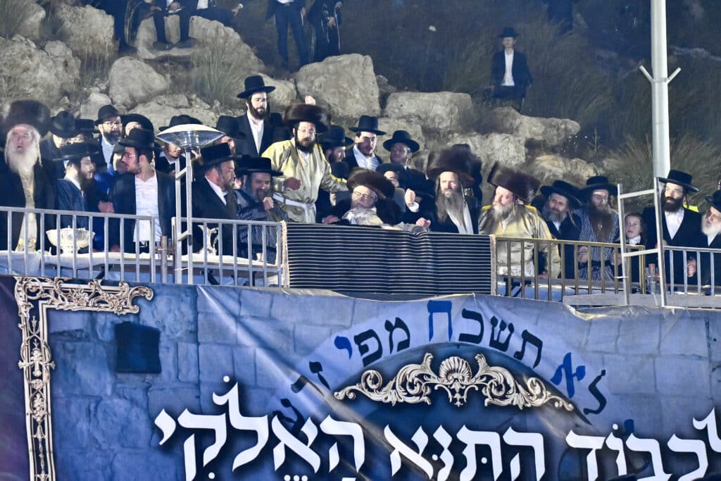 האדמו"ר מתולדות אברהם יצחק הדליק את ביתר במעמד רבבות