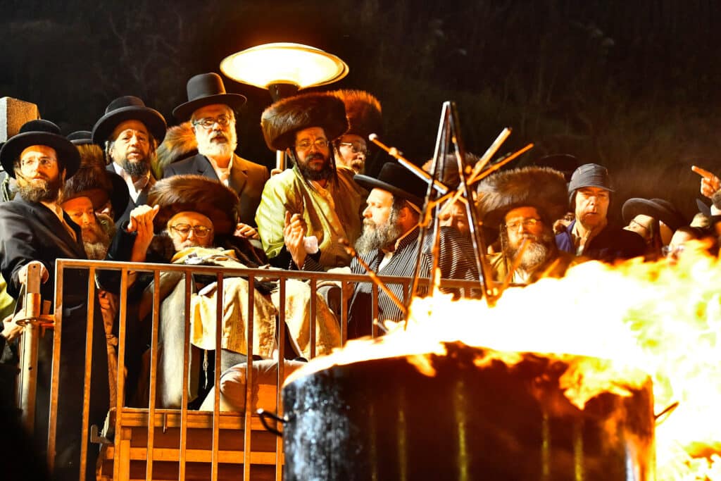 האדמו"ר מתולדות אברהם יצחק הדליק את ביתר במעמד רבבות