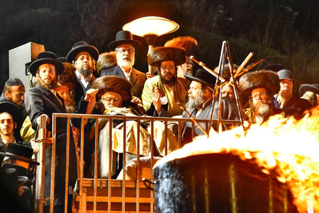 האדמו"ר מתולדות אברהם יצחק הדליק את ביתר במעמד רבבות
