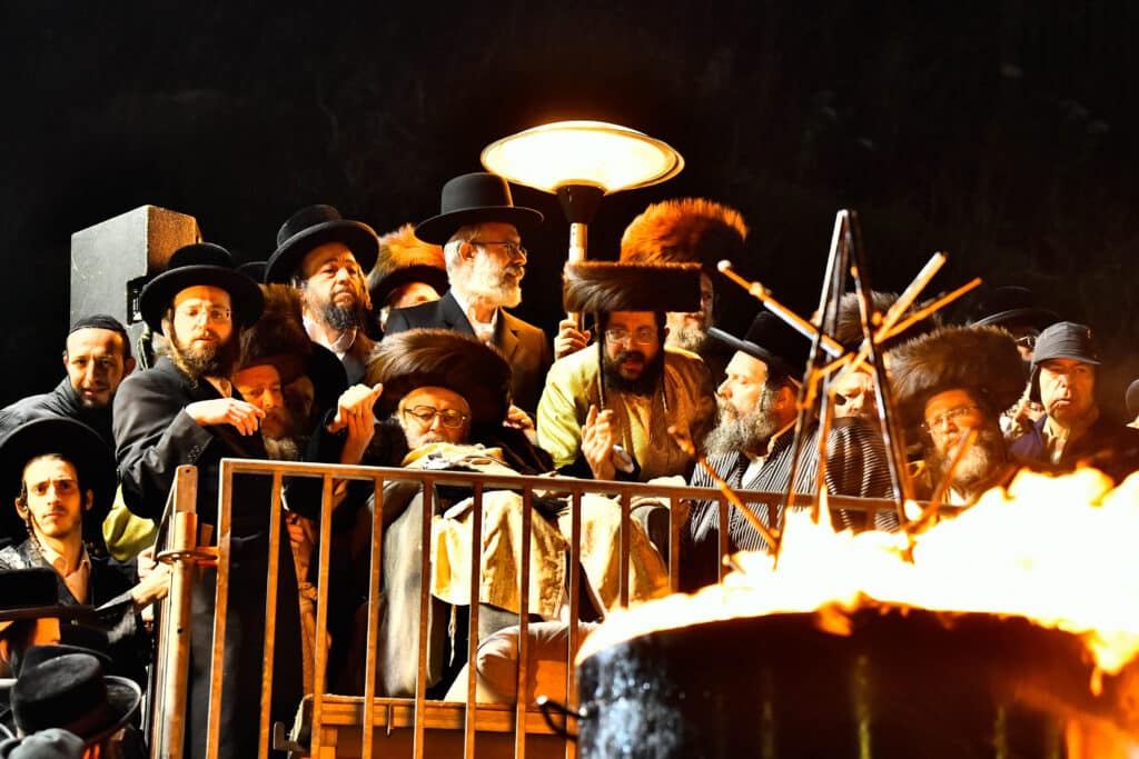 האדמו"ר מתולדות אברהם יצחק הדליק את ביתר במעמד רבבות