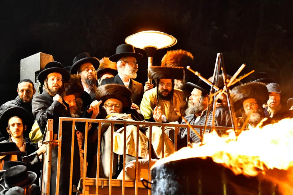 האדמו"ר מתולדות אברהם יצחק הדליק את ביתר במעמד רבבות
