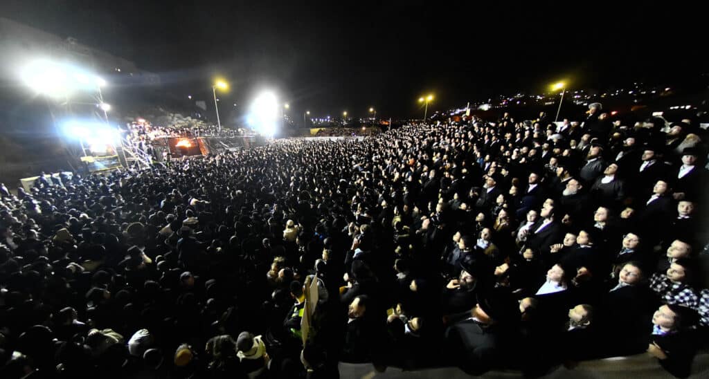 האדמו"ר מתולדות אברהם יצחק הדליק את ביתר במעמד רבבות