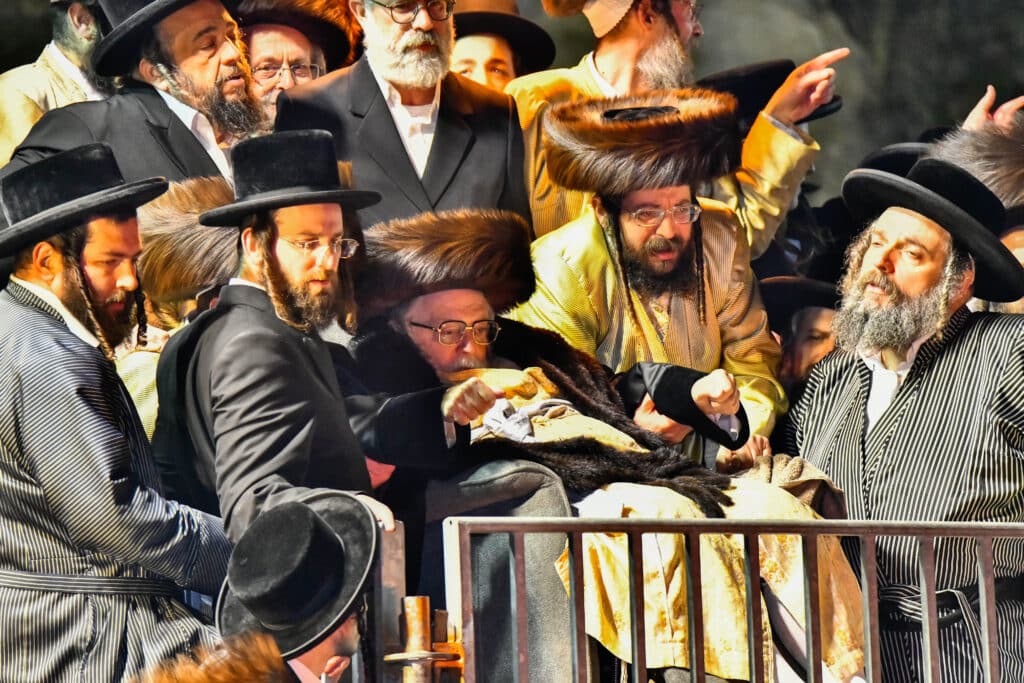 האדמו"ר מתולדות אברהם יצחק הדליק את ביתר במעמד רבבות