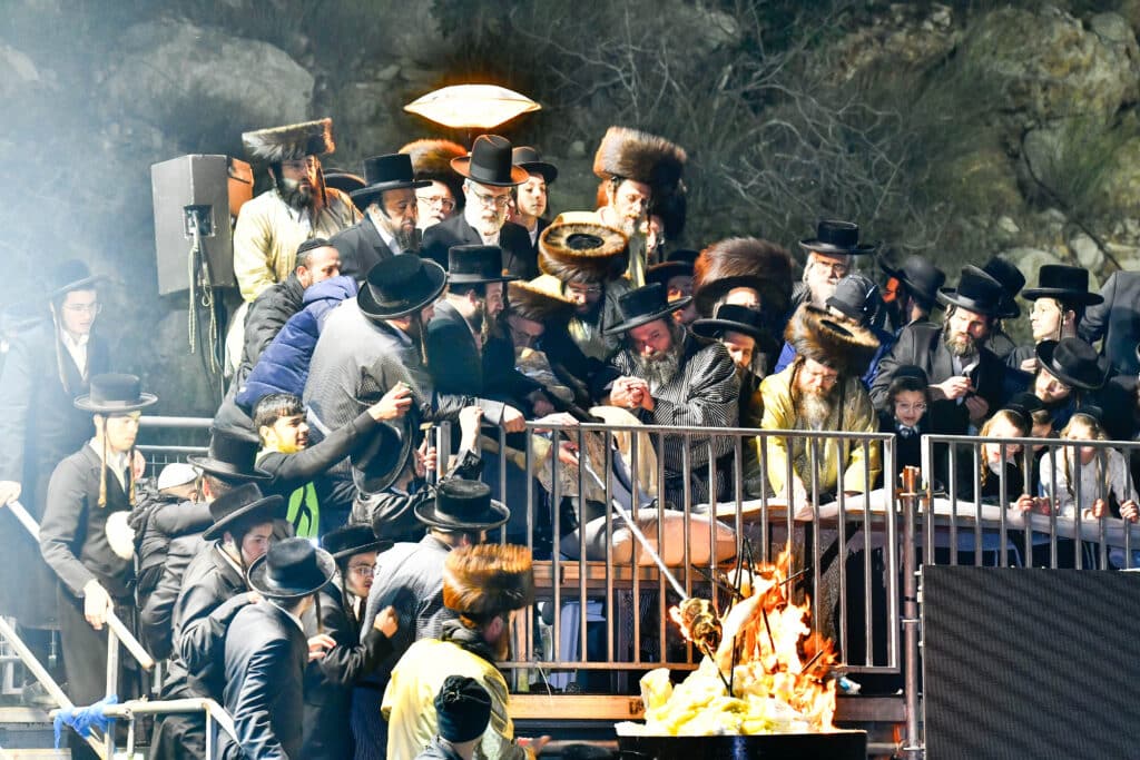 האדמו"ר מתולדות אברהם יצחק הדליק את ביתר במעמד רבבות
