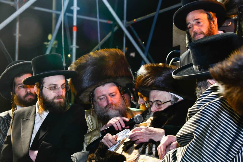 האדמו"ר מתולדות אברהם יצחק הדליק את ביתר במעמד רבבות