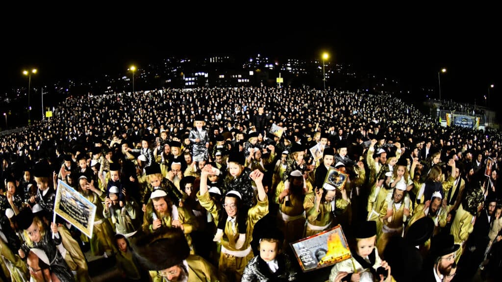 האדמו"ר מתולדות אברהם יצחק הדליק את ביתר במעמד רבבות