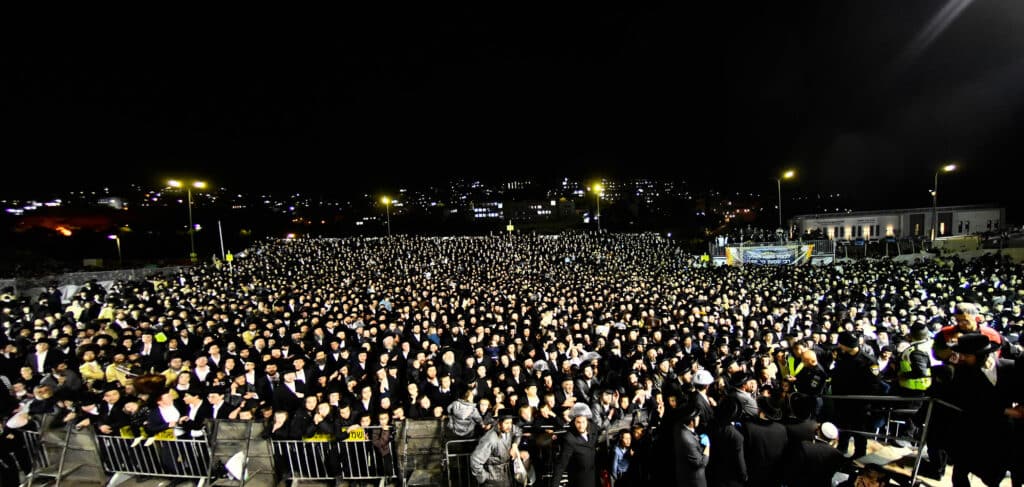 האדמו"ר מתולדות אברהם יצחק הדליק את ביתר במעמד רבבות