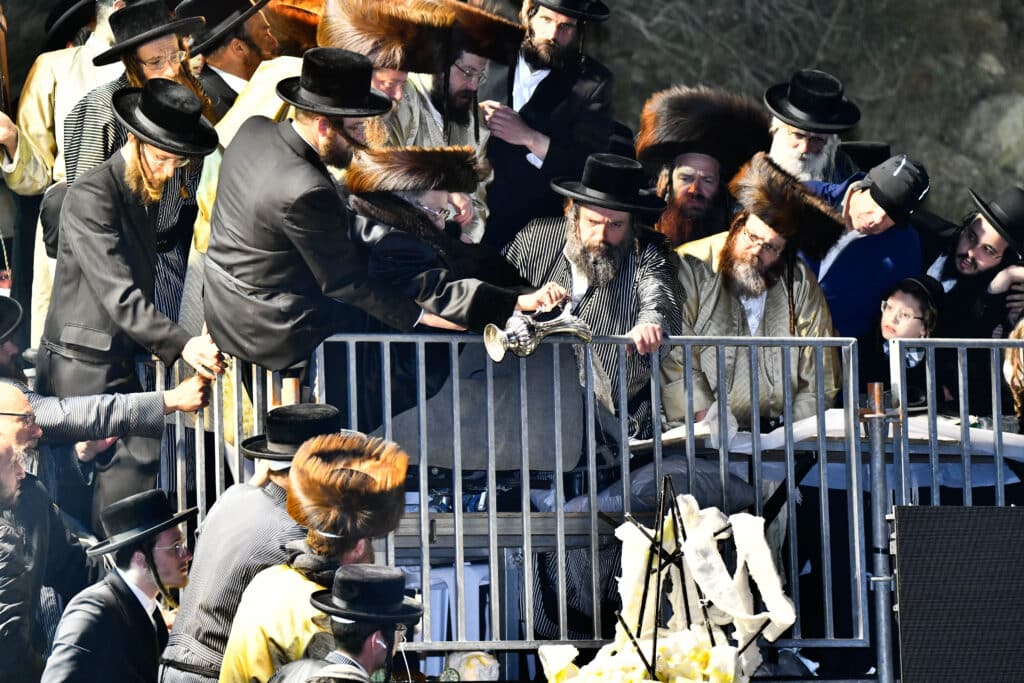 האדמו"ר מתולדות אברהם יצחק הדליק את ביתר במעמד רבבות