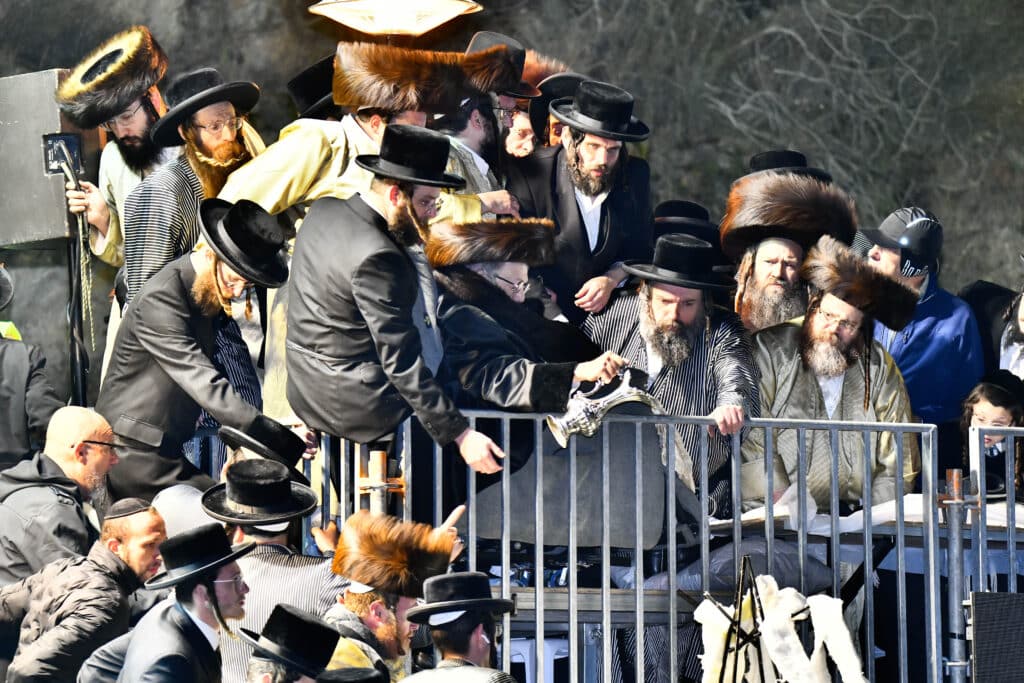 האדמו"ר מתולדות אברהם יצחק הדליק את ביתר במעמד רבבות