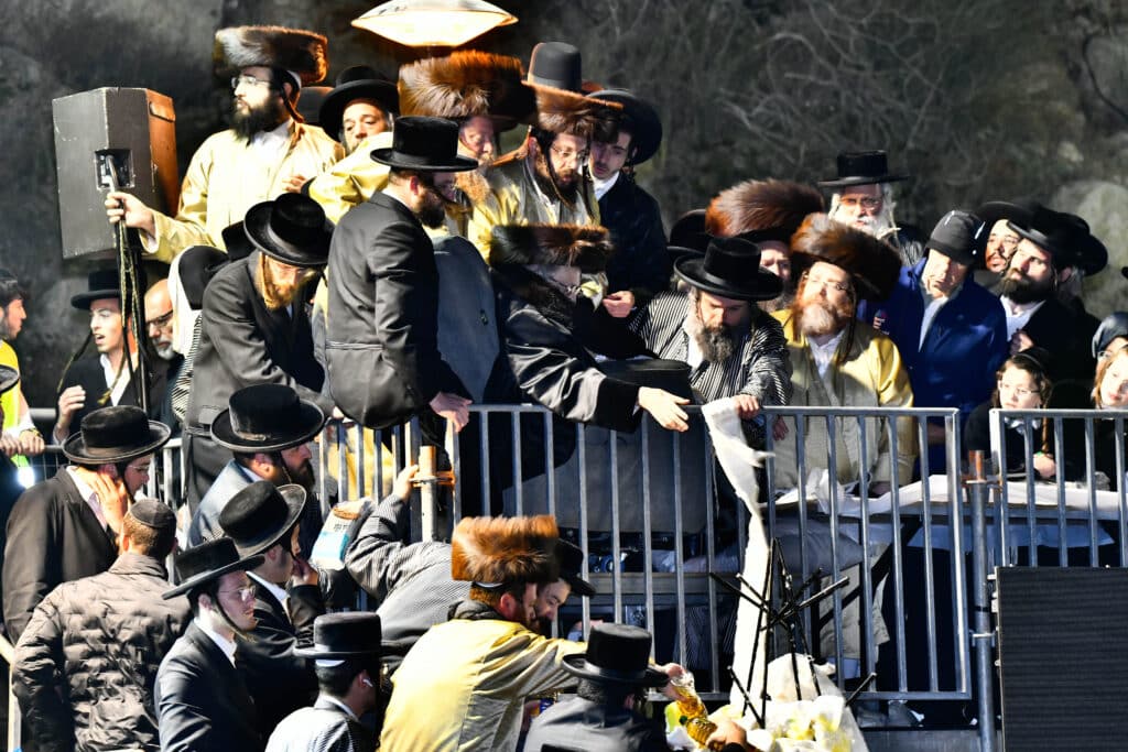 האדמו"ר מתולדות אברהם יצחק הדליק את ביתר במעמד רבבות