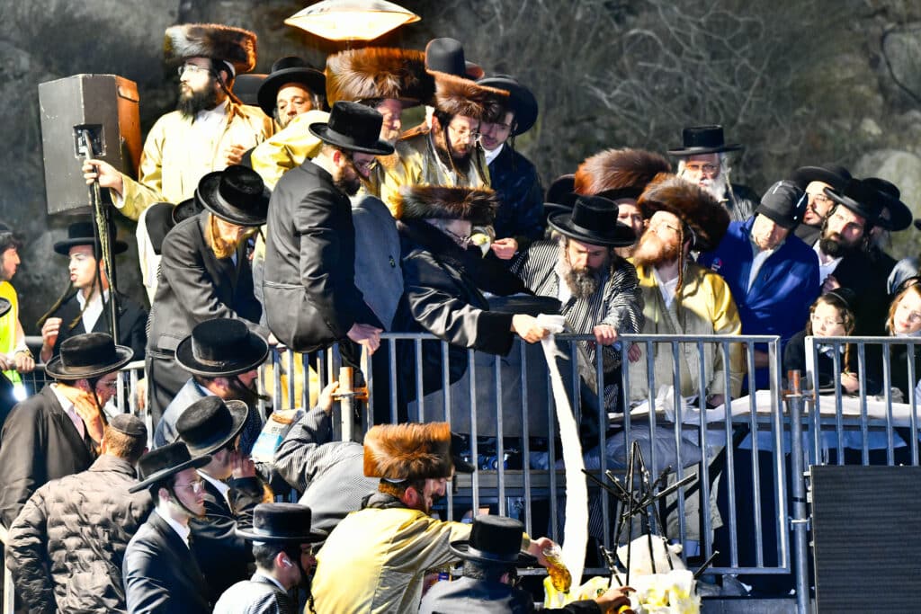 האדמו"ר מתולדות אברהם יצחק הדליק את ביתר במעמד רבבות